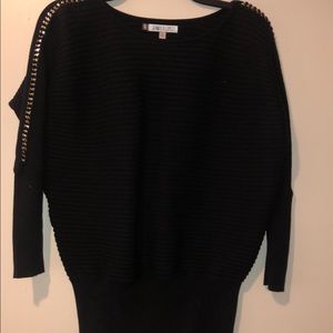 Very cute black shirt with cute gold chain